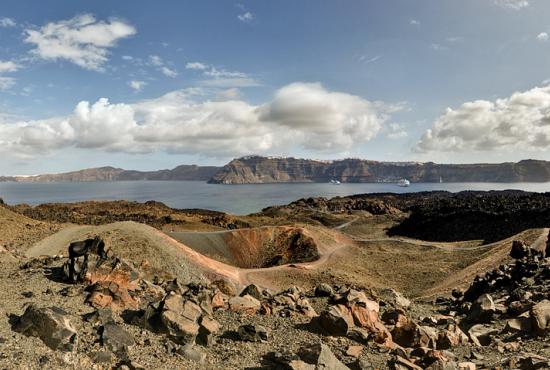 Tour by boat to the Volcano & Hot Springs of Santorini