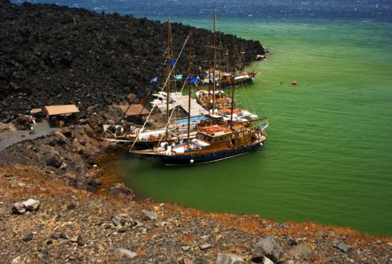 Tour by boat to the Volcano & Hot Springs of Santorini