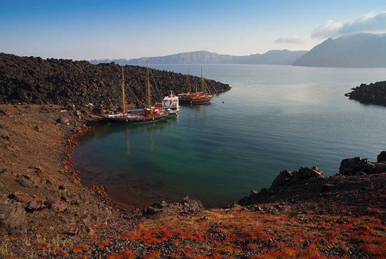 Tour by boat to the Volcano & Hot Springs of Santorini