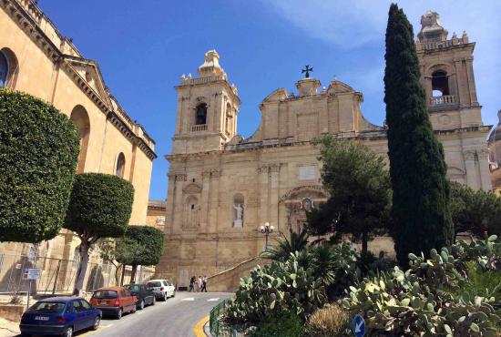 Tour to Gardjola Gardens and Birgu