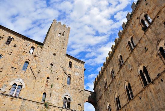 San Gimignano and Volterra with Farmhouse